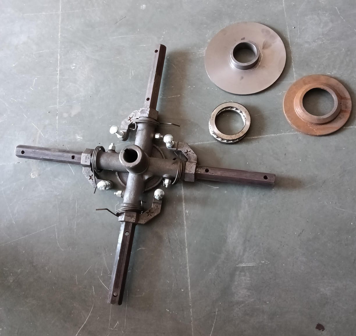 Cross Complete Assembly with Bearing & Pressure Plate for Power Trowel DMR1000
